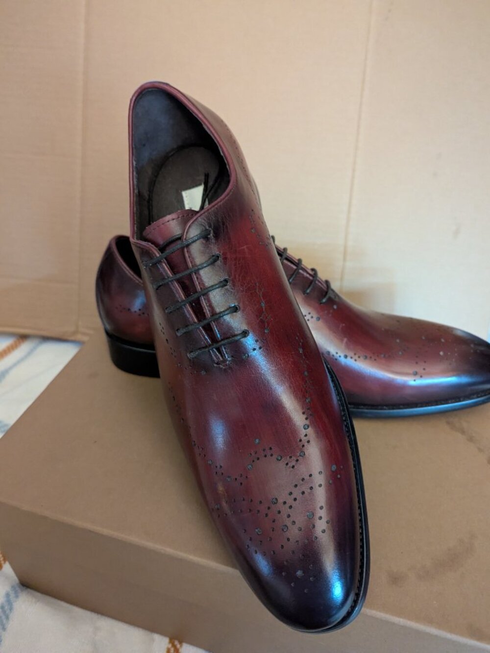 JOSEPH ABBOUD Closed-Lace Oxfords -Brogue Perforations in a burgundy 9.5 NEW